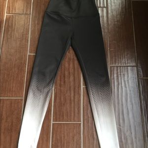 Beyond Yoga ombré  high-waisted black leggings-XS